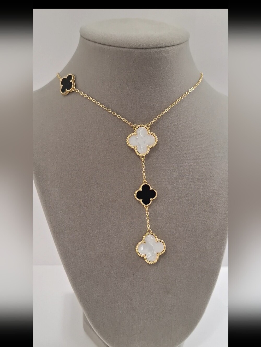 Mother of pearl and black onyx four leafs Clover flowers necklace